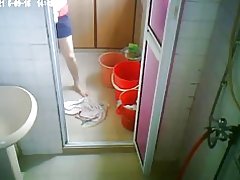 Heldua dutxa bat hartu