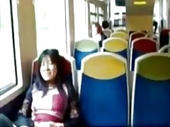 Asian milf rubs bere clit tren bat.